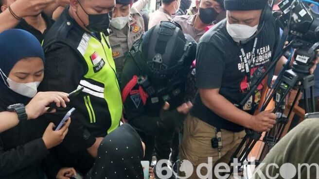 Aksi Syarifah Tarik Tangan Ferdy Sambo Jelang Sidang Tuntutan